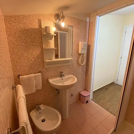 Via Mameli 5 בית הארחה