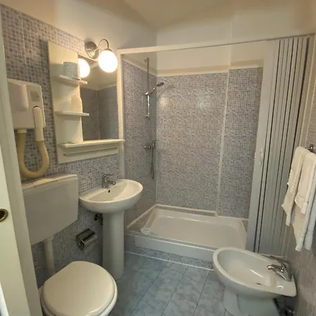 Via Mameli 5 3* סנרמו